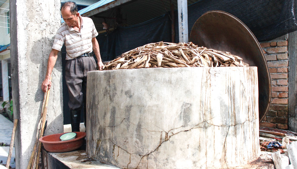 2--Boiling-down-the-bark_1014x576